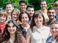 Eine Gruppe junger Menschen steht zusammen