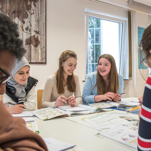 Jugendliche unterschiedlicher Herkunft in einem Kursraum