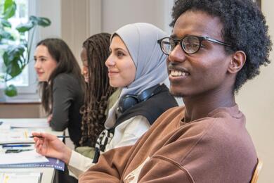 Jugendliche unterschiedlicher Herkunft in einer Schulungssituation