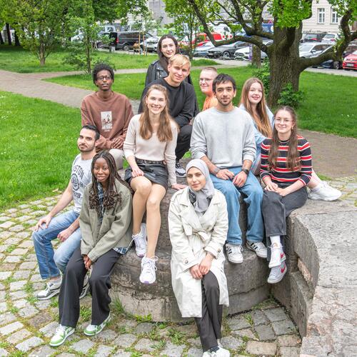 Jugendliche unterschiedlicher Herkunft auf dem Außengelände 