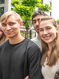 Jugendliche unterschiedlicher Herkunft lachen in die Kamera