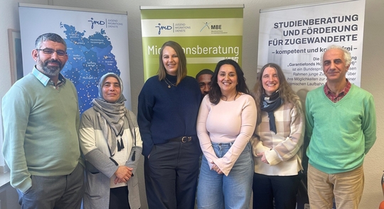 Gruppenfoto MdB Lea Reisner + GF-H Beraterin Amelia Pavel und JMD Mitarbeiter*innen 