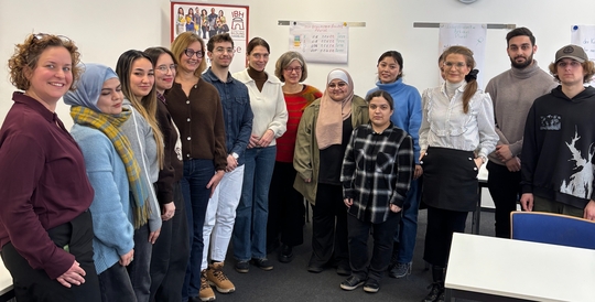 MdB Svenja Staadler mit großer Gruppe an Zugewanderten Sprachkursteilnehmenden, GF-H Bildungsberaterinnen und der Geschäftsführerin des Sprachkurses