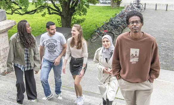 Gruppe von Jugendlichen gehen eine Treppe hoch